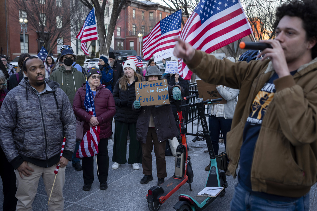 Federal judge temporarily blocks Trump administration freeze on federal ...