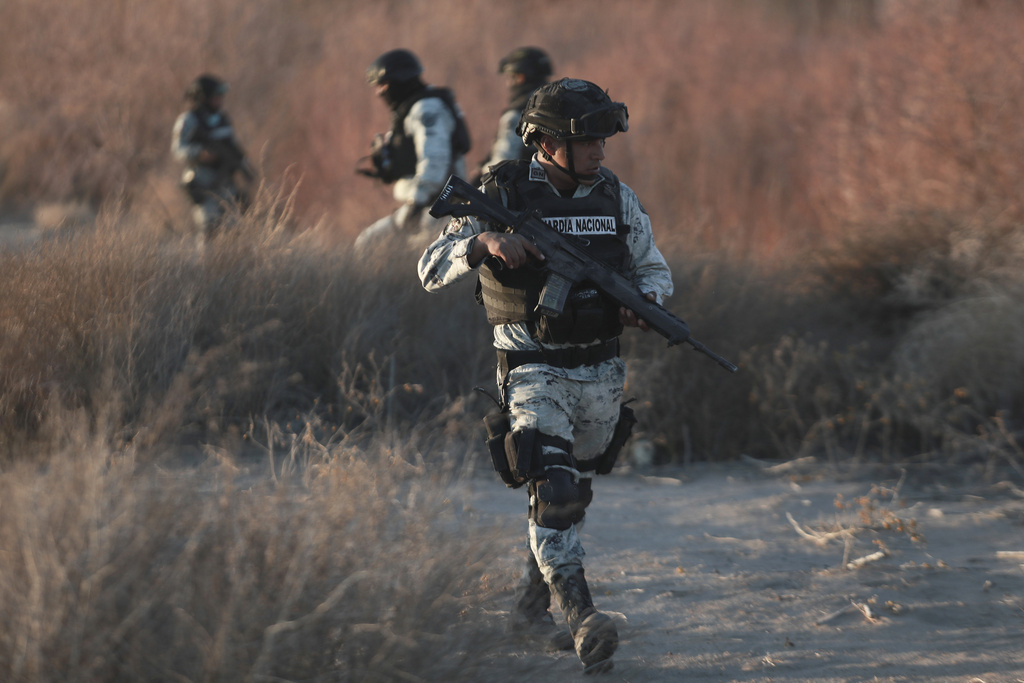 Mexico deploys the first of 10,000 National Guard troops to US border ...