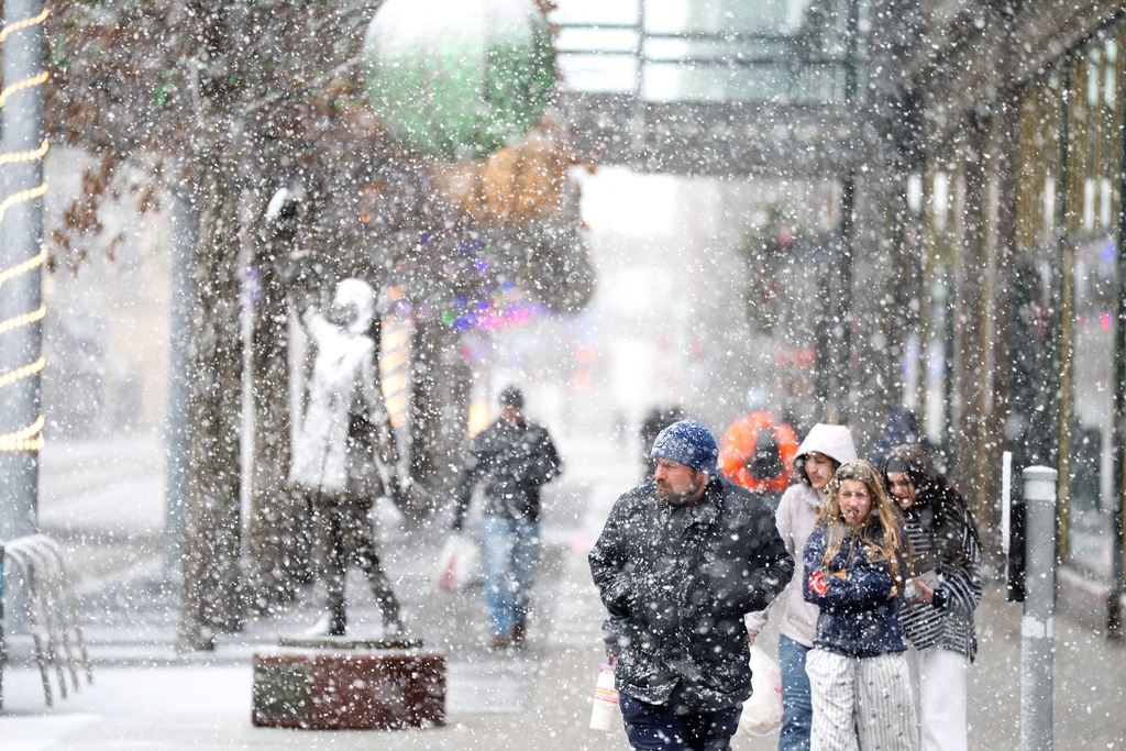 A bomb cyclone brings blizzards to the Midwest before turning east ...