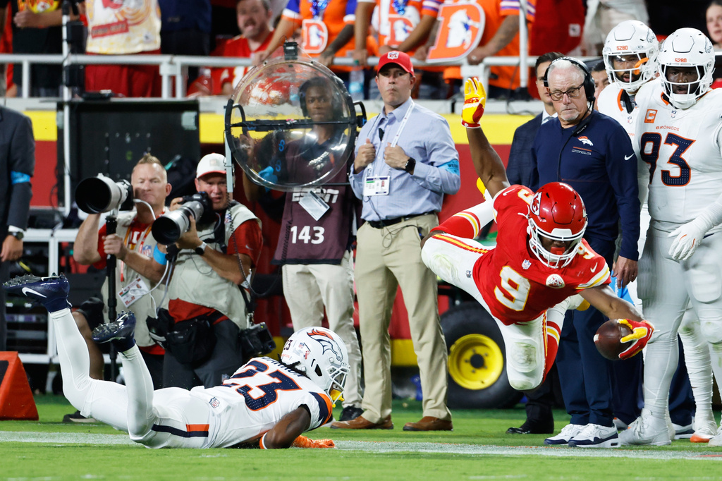 Walker runs all over Denver, Mahomes looks healthy as Chiefs beat up Broncos 31-10